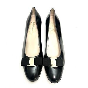 FERRAGAMO | Vintage 1980s black patent leather grosgrain bow kitten heels